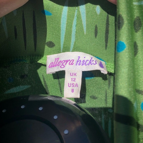 Silk patterned dress with exciting sleeves - Picture 5 of 6